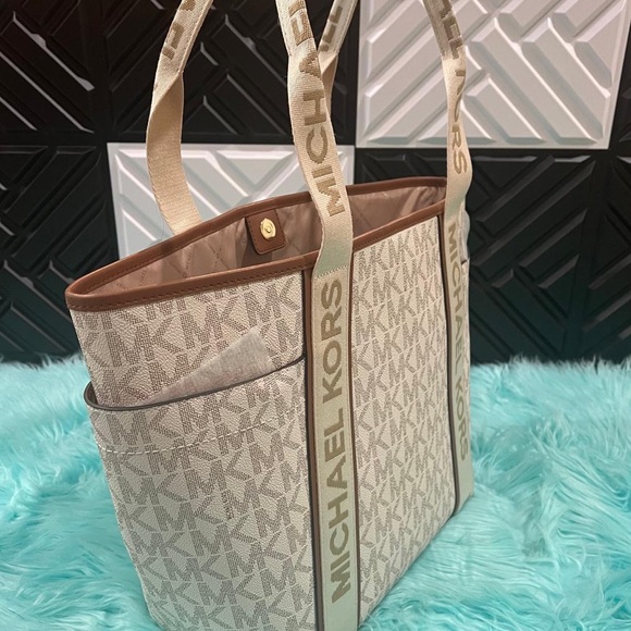 MICHAEL Michael Kors Maeve Large Logo
Monogram Open Tote Vanilla. NWT - Picture 3 of 9